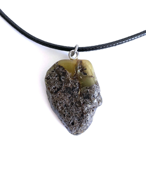 Кулон из янтаря натурального на кожаном шнурке (55 см), длина кулона 3 см