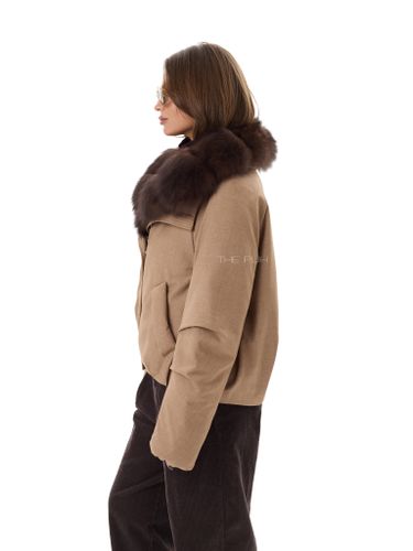 Короткая бежевая парка с песцовым воротником
