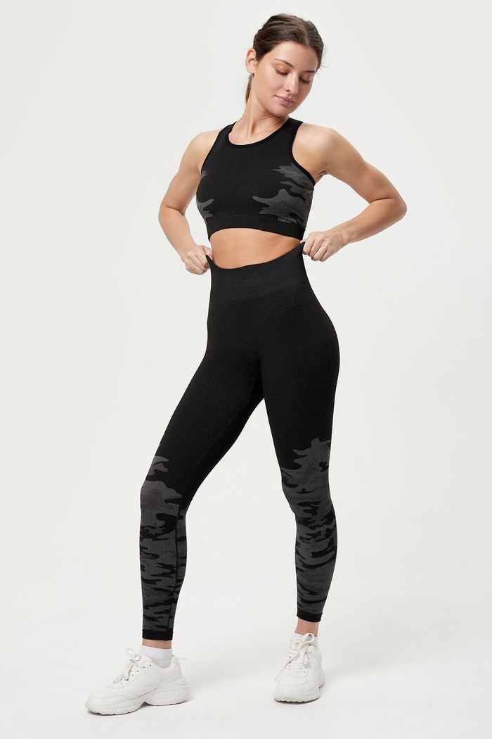 Топ бесшовный с вырезом на спине и рисунком милитари