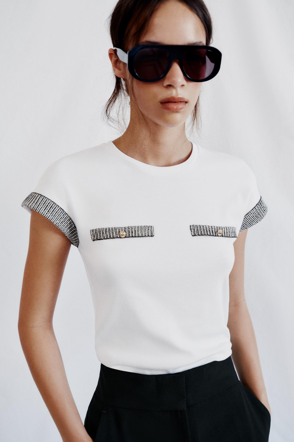 ZARA ФУТБОЛКА С ФУРНИТУРОЙ И ПУГОВИЦАМИ, БЕЛЫЙ
