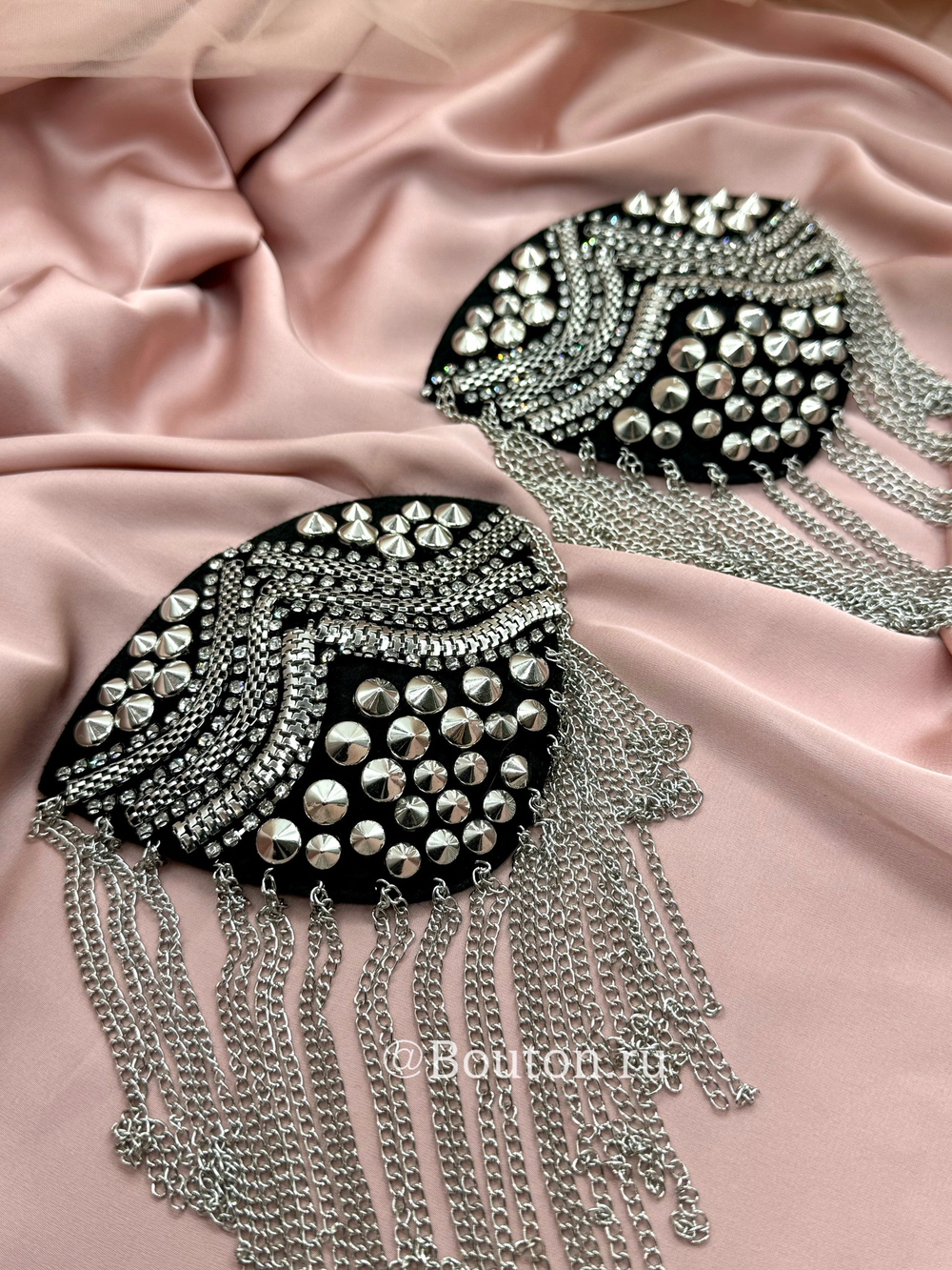 Эполет-брошь (съемный наплечник декоративный) черный со стразами и шипами  20х12 см