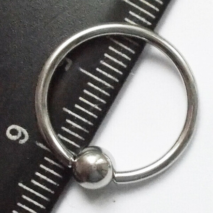 Кольцо сегментное для пирсинга: диаметр 16 мм, толщина 1,6 мм, шарик 5 мм. Сталь 316L.
