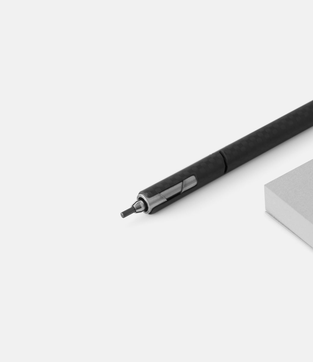 D8II FOMO — карандаш из карбона