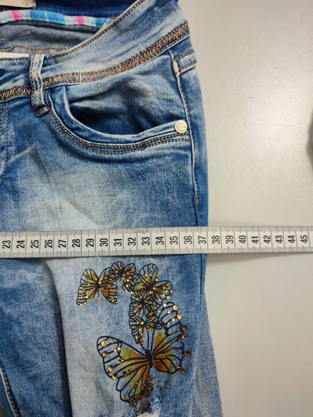 Джинсы "рваные" с бабочками 44 размер
