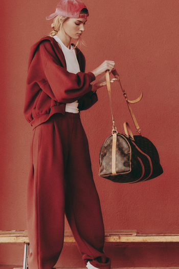 Штаны бананы с защипами Бордо