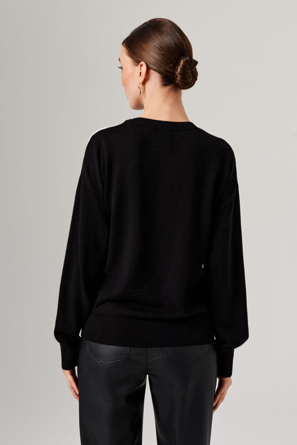 23130 Джемпер женский (черно-молочный)