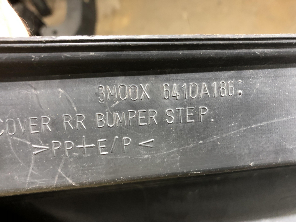 Накладка заднего бампера Mitsubishi Pajero 4 Б/У Оригинал 3m00x6410a186