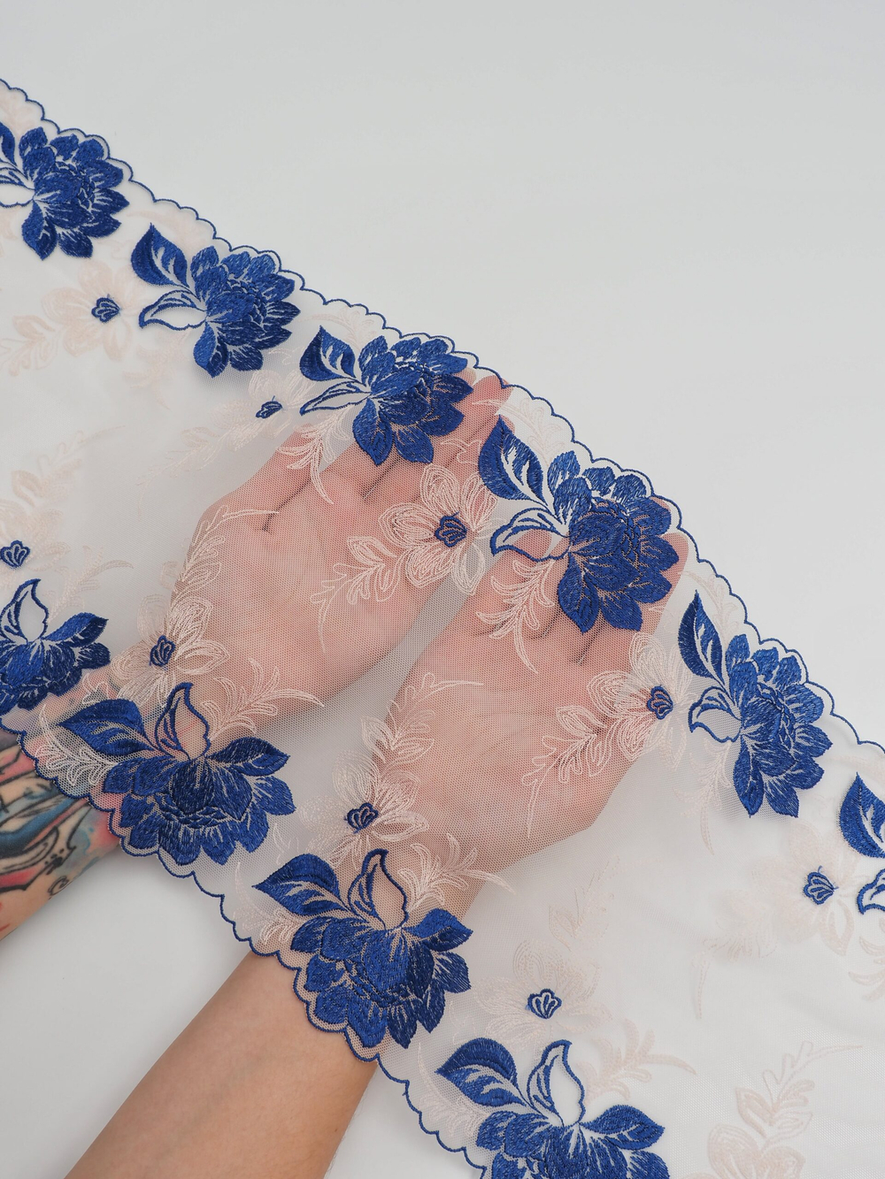 Вышивка на сетке серебристый пион с ультрамарином неэластичная ширина 25 см