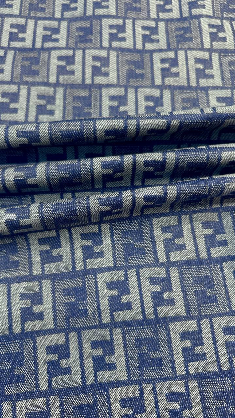 Джинса (деним) хлопковая Fendi синяя с дизайнерским принтом