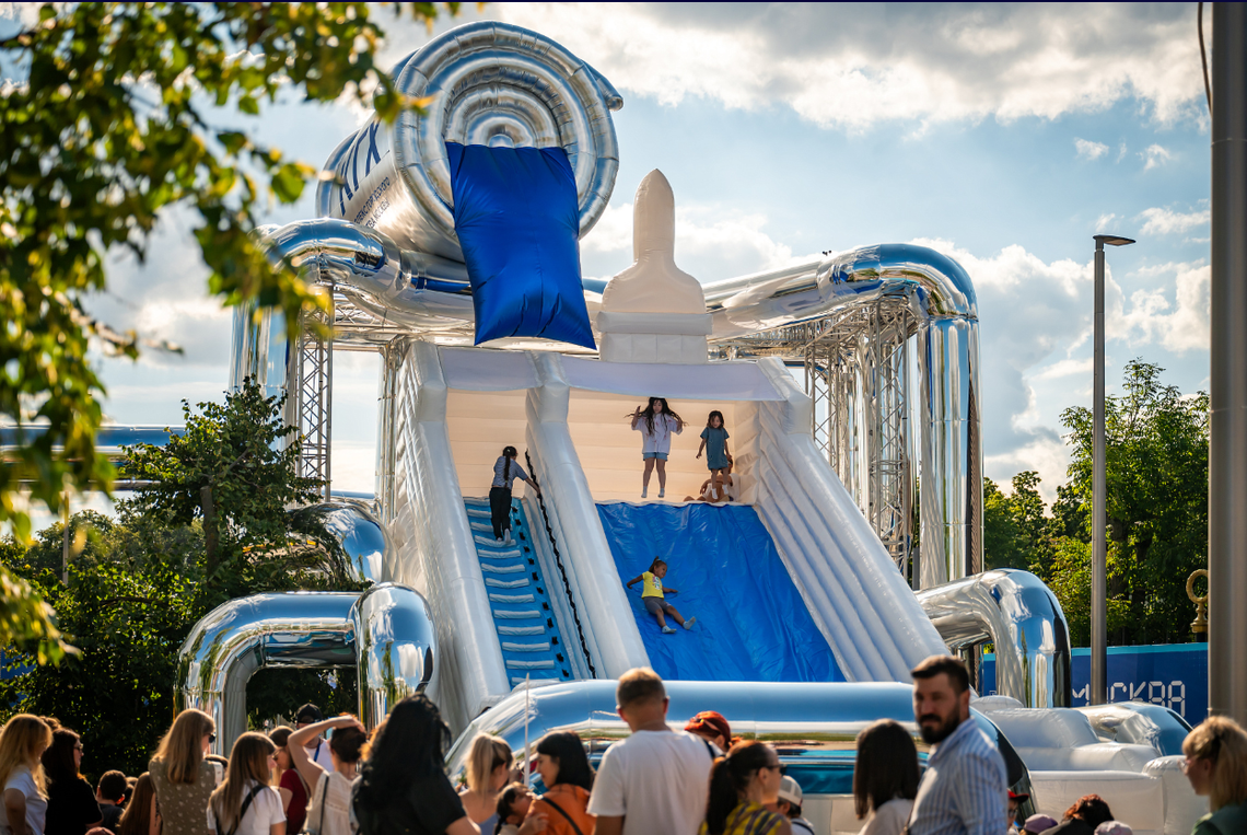 Батут-горка от «БатутМастера» стал ярким арт-объектом и развлечением форума-фестиваля «Москва 2030»