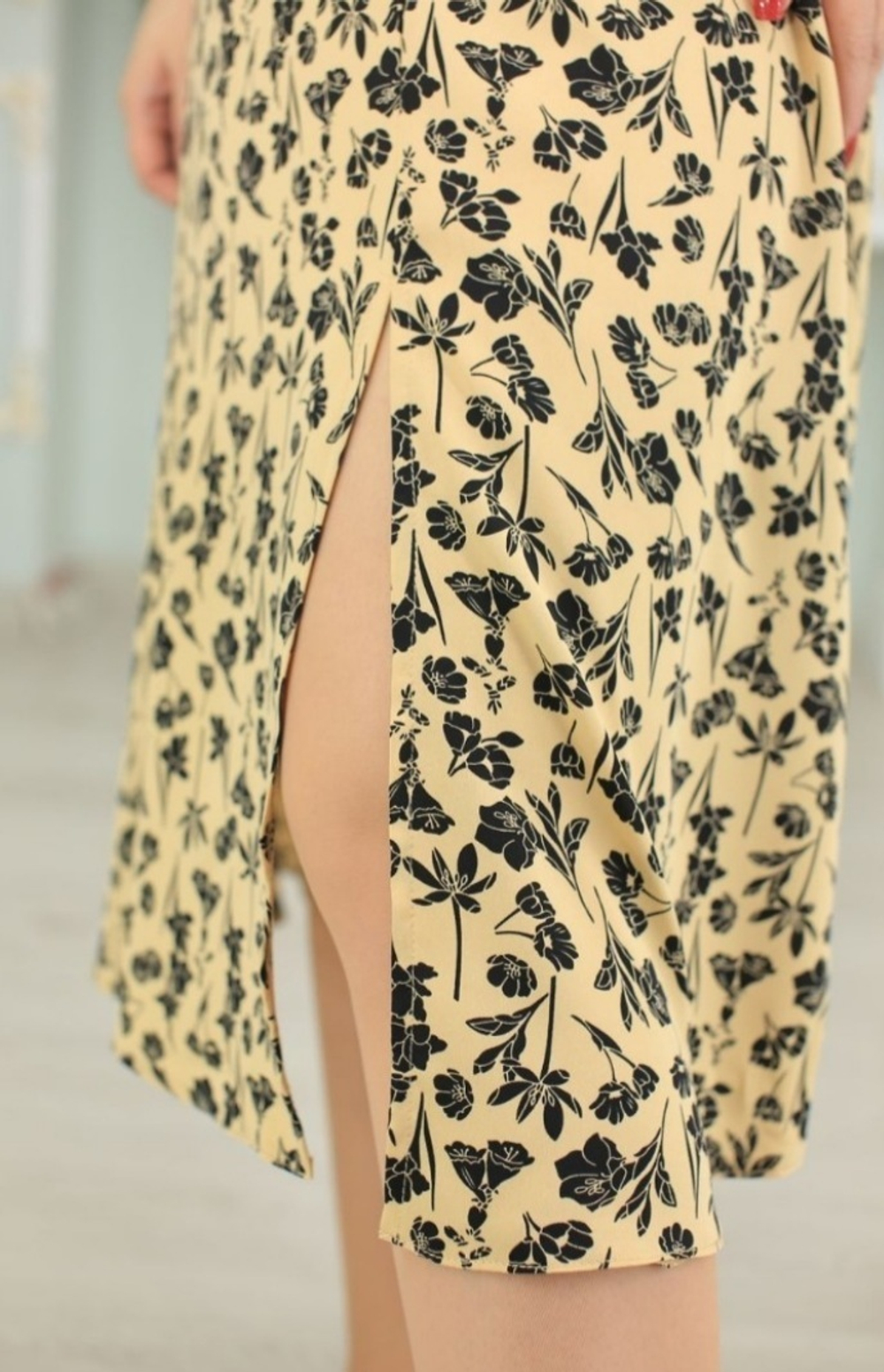 Платье женское тонкое весеннее атлас принт разрез с разрезом миди большой размер крестьянка 46 M М бежевое горчичное горчица цветы рисунок в цветочек