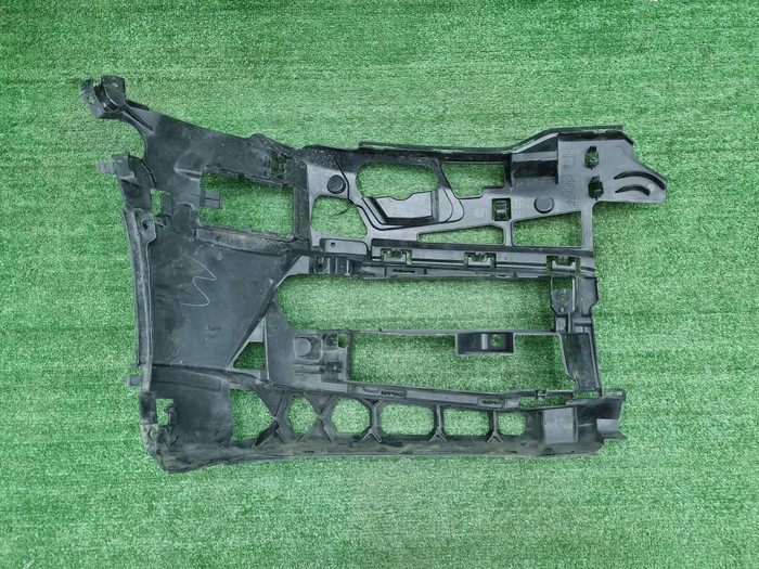 Кронштейн переднего бампера BMW 5er G30 (17-20)