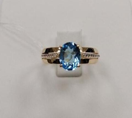 Кольцо из золота с топазами