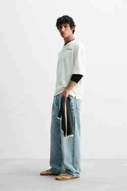 ZARA ТОЛСТОВКА С КОНТРАСТНЫМ ПРИНТОМ, БЕЛЫЙ