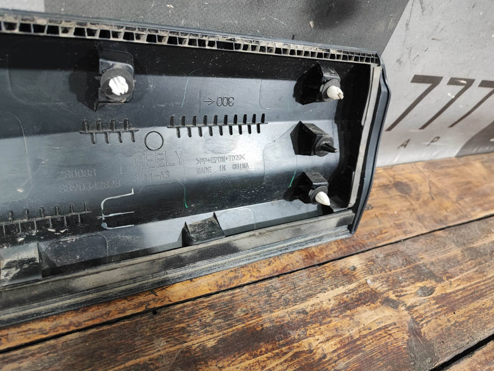 Накладка двери задней левой Geely Coolray 23-нв Б/У Оригинал 5081079000