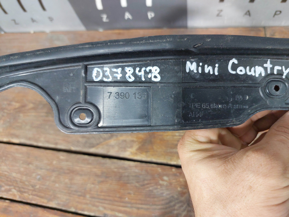 Уплотнитель двери задний правый Mini Countryman 2 (F60) 16-нв Б/У Оригинал 51767390136