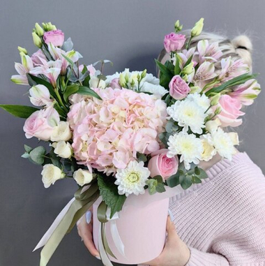 Шляпная коробка с гортензией в розовой гамме