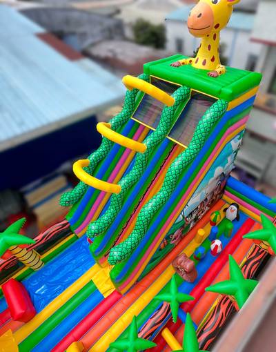 Коммерческий надувной батут «Зоопарк» с крышей, 15*7*9 м.