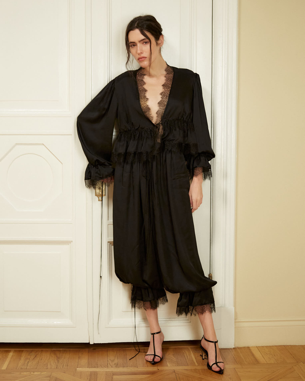 Блуза из вискозы с кружевной лентой черный