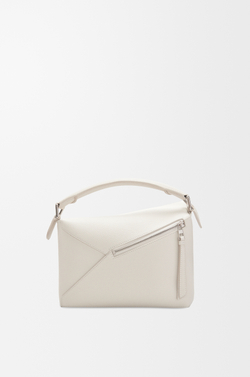 Loewe Маленькая сумка Puzzle Edge из мягкой зернистой телячьей кожи, белый