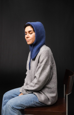 Капюшон из альпака синего цвета