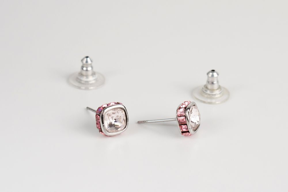 Две пары серег-пусетов Swarovski с розовыми и голубыми кристаллами