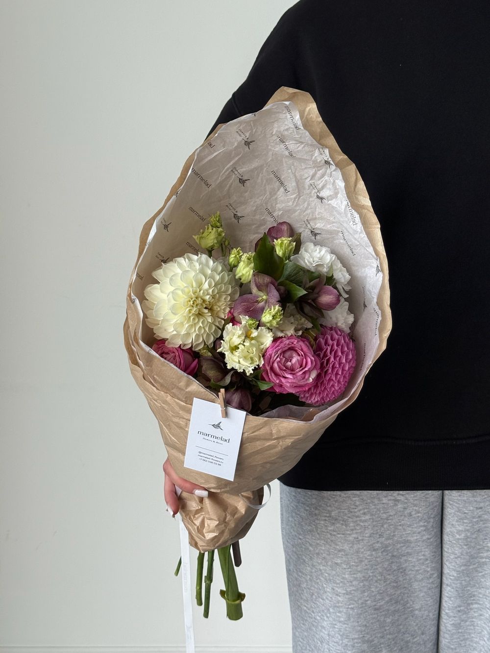 Кулек из кустовых пионовидных роз, георгин, лизиантуса и хелеборуса