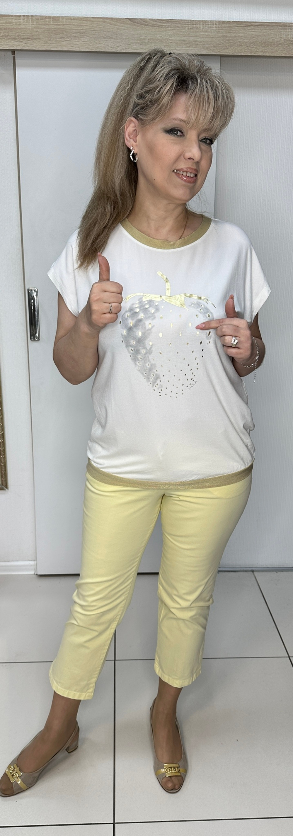 Белая блузон-футболка с изображением клубники