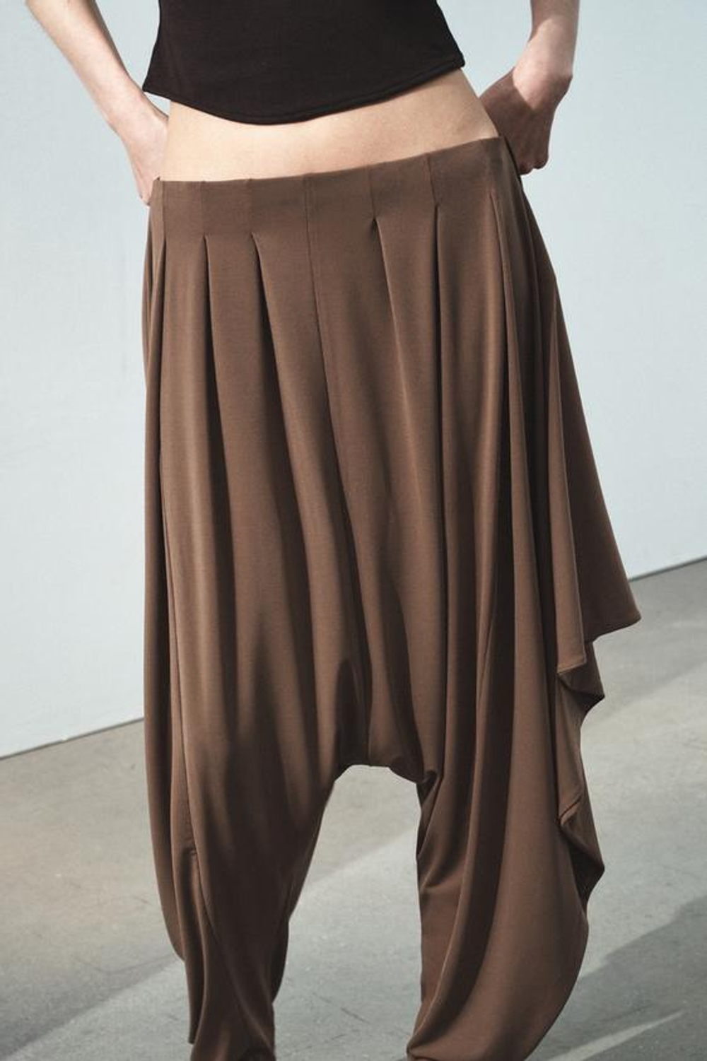 ZARA АCИММЕТРИЧНЫЕ БРЮКИ BAGGY ИЗ СТРУЯЩЕЙСЯ ТКАНИ, СВЕТЛО-КОРИЧНЕВЫЙ