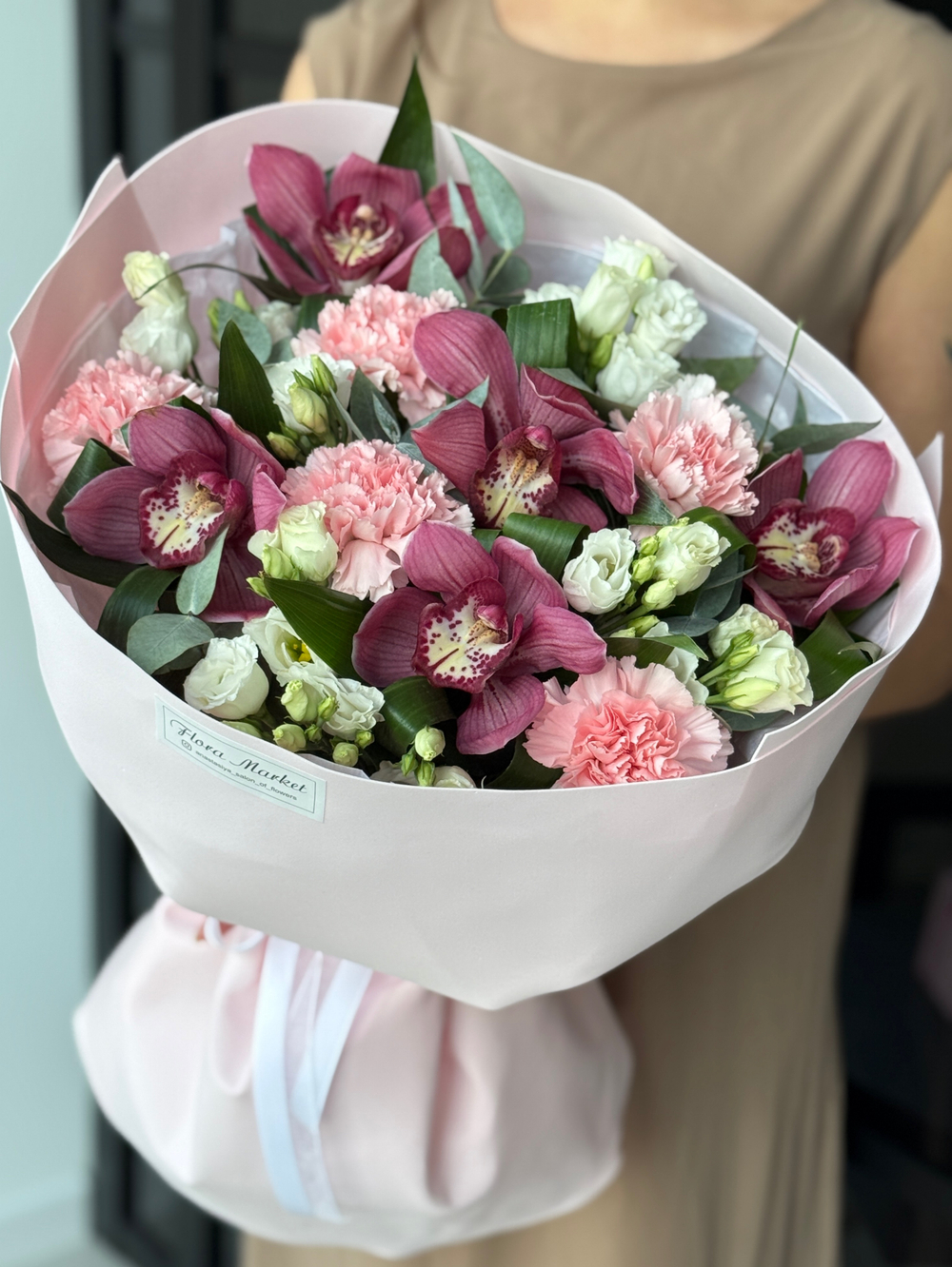 Воздушный букет с цимбидиумом, диантусом, эустомой и эвкалиптом от Флора Маркет