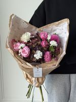 Букет из кустовых пионовидных роз, гортензии, георгин, кустовых диантусов и хелеборуса