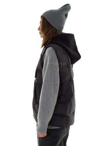 Черный пуховый жилет с вязаным капюшоном