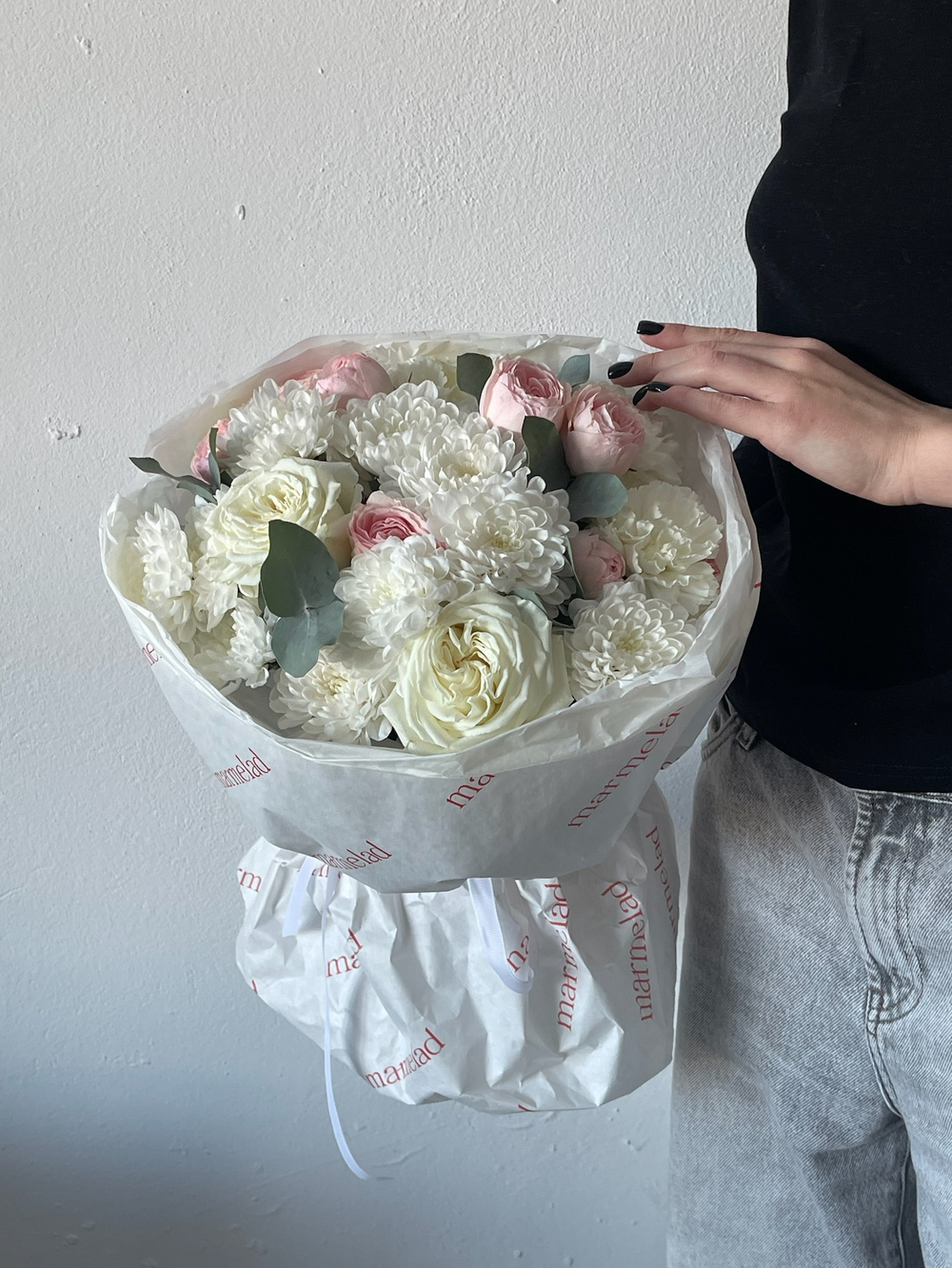 Сборный букет из белоснежной хризантемы, кустовой пионовидной розы и диантусов