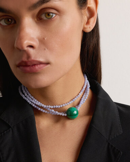 Нить из сапфирина с акцентной бусиной из малахита