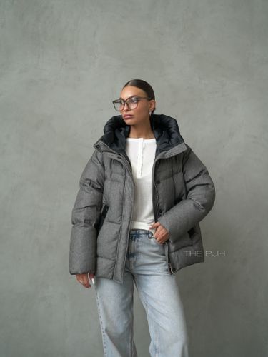 Серый пуховик с объемным воротником и капюшоном
