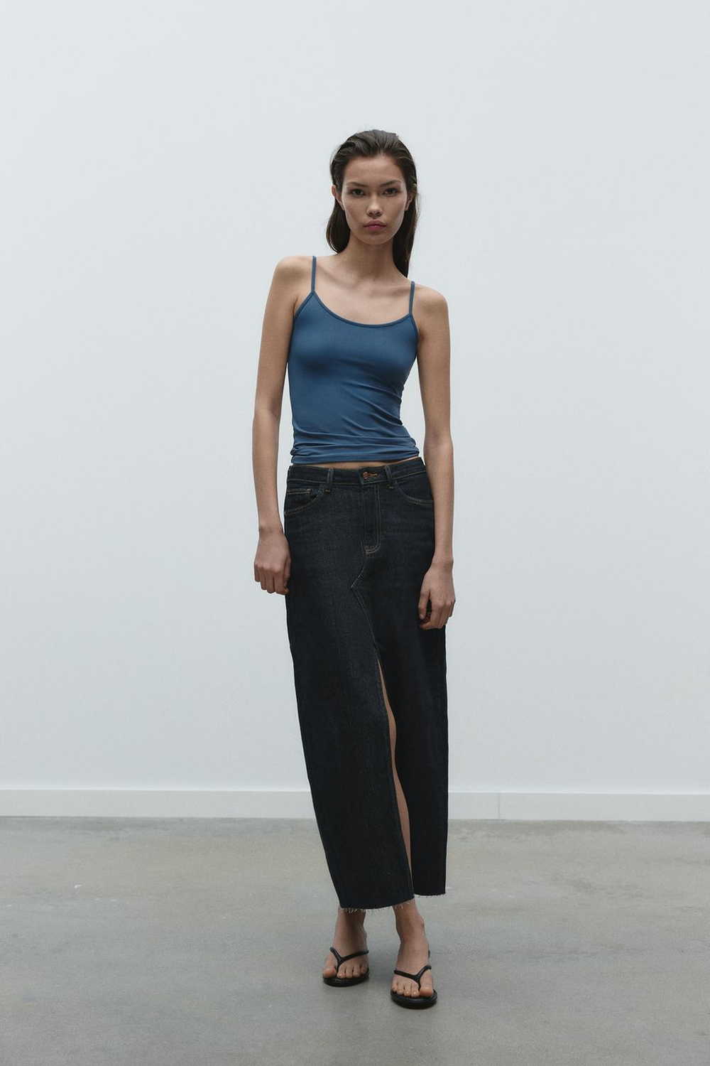 ZARA ТОП ИЗ ПОЛИАМИДА С ТОНКИМИ БРЕТЕЛЯМИ, ВЫЦВЕТШИЙ СИНИЙ