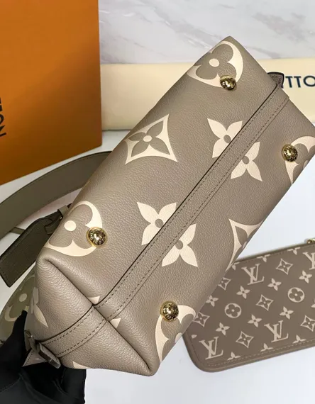 Сумка-хобо Louis Vuitton Carry All PM кремовая