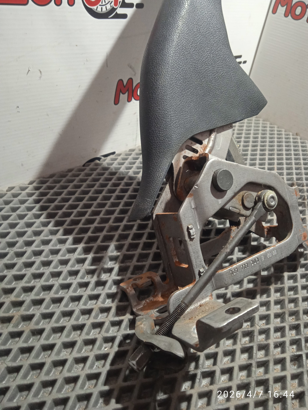 Рычаг стояночного тормоза Шкода Октавия А5 1.4 BUD Б/У