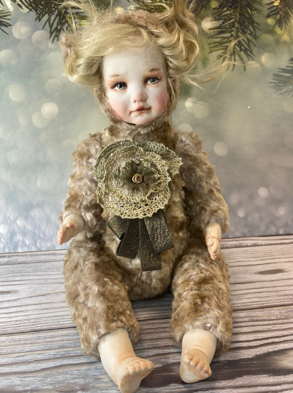 Авторская кукла и. брошь - лен (сплетена на коклюшках)