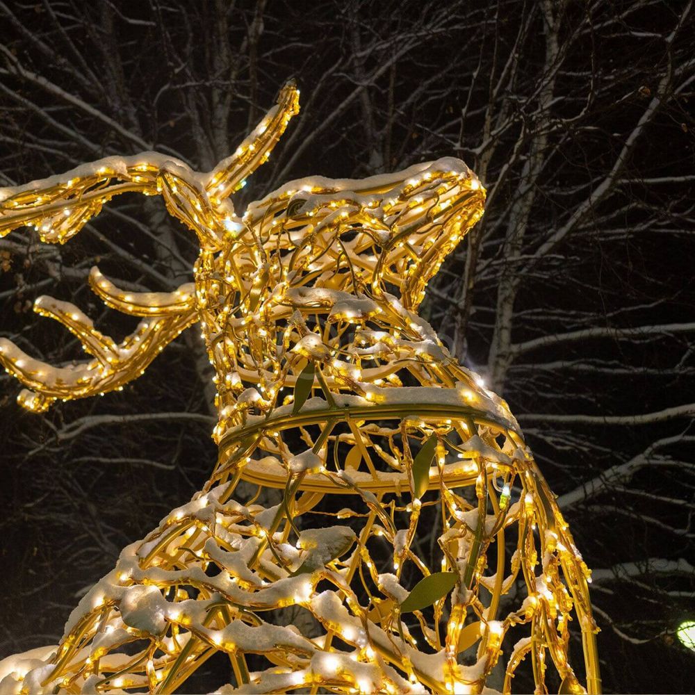 Светодиодный олень "Рождественский" (золотой) высота 5 м