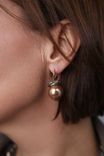 Серьги с плоской карамельной жемчужиной, оттенок золото и графит