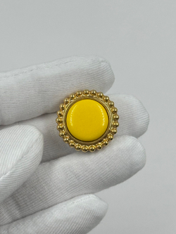 Накладка на пуговицу с жёлтой вставкой