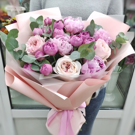 Авторский букет с пионами "Сара Бернар" и розами