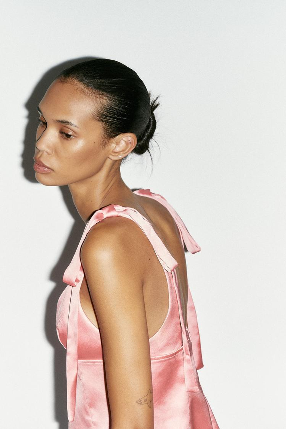 ZARA АТЛАСНЫЙ ТОП С БАНТАМИ, ЯРКО-РОЗОВЫЙ