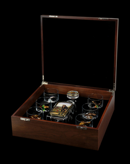 Подарочный набор "Русская Рыбалка Штоф" в футляре из ореха.