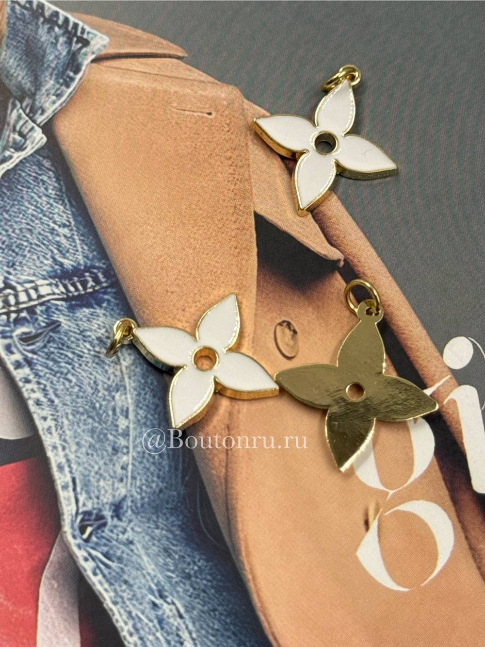 Подвеска золотистая ЛВ "Цветок" с белой эмалью 26х23 мм