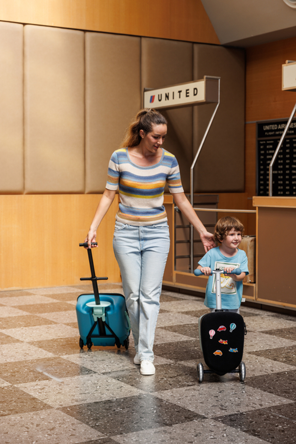 Чемокат Micro Luggage Junior LED морозный голубой с наклейками, лимитированная коллекция