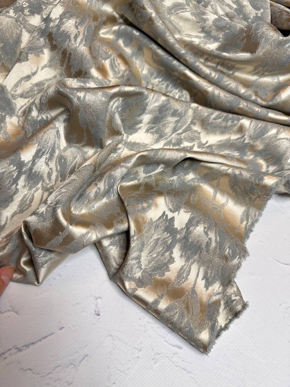 Костюмно-плательный трикотажный жаккард с эластаном (Girani, 77%ацетат/17%пэ/6%эластан, Бежевое золото/серо-голубые тюльпаны, 130, 225 гр/м2)