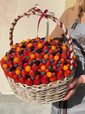 Подарочная корзина с ягодами