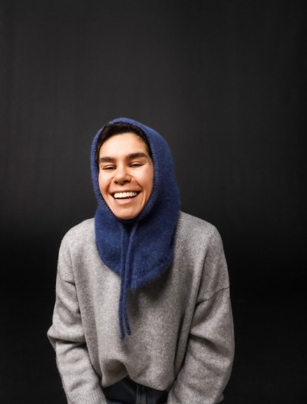 Капюшон из альпака синего цвета